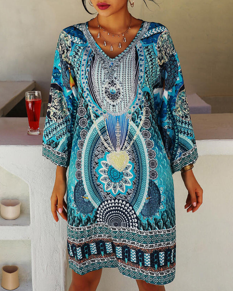 V-halset kjole med print i boho-stil