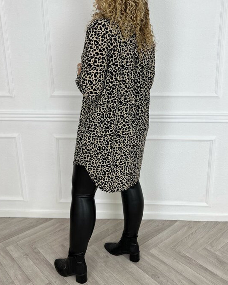 Leopardprint bluse med V-udskæring