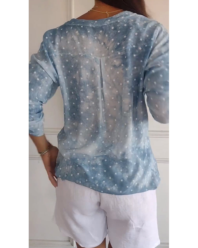 V-halset bluse med stjerneprint og knapper