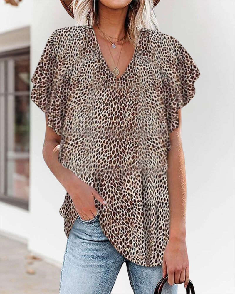 Kortærmet leopardprint top med V-hals