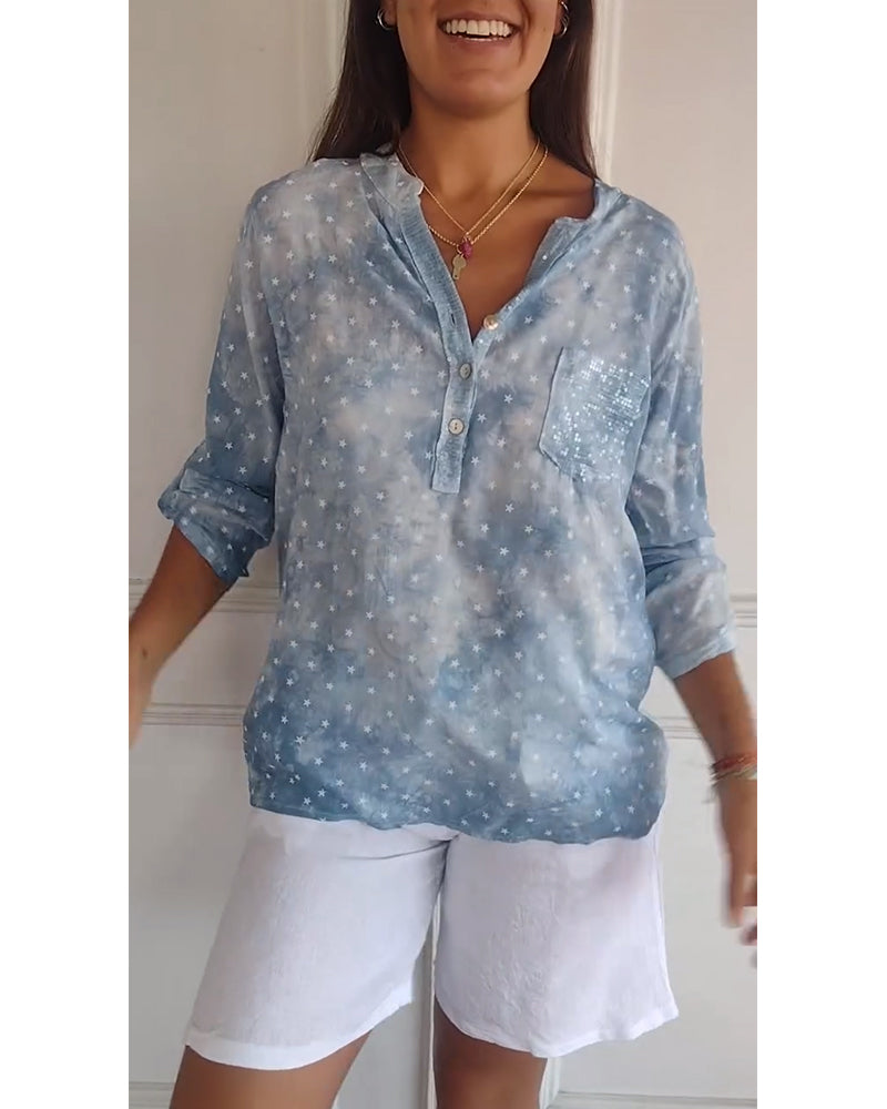 V-halset bluse med stjerneprint og knapper